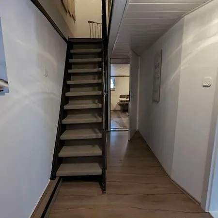 Huus Meta Modern Retreat